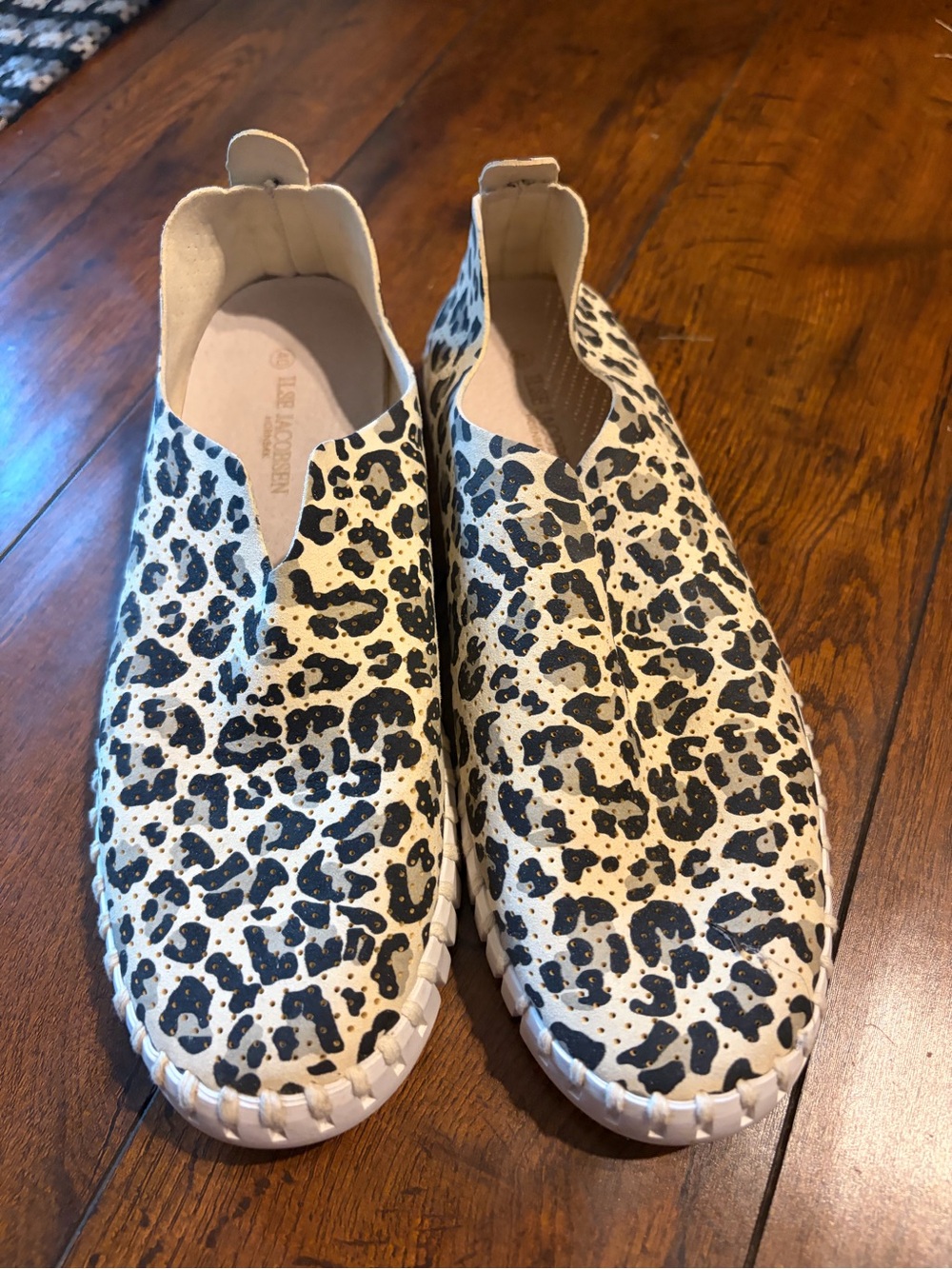 Ilse Jacobsen Cream Slip-On Sneakers with Black Leopard Print- euro 40